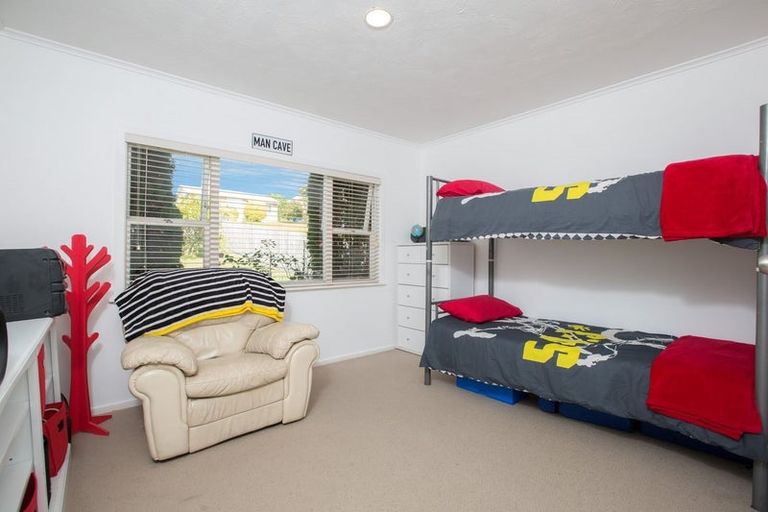 Photo of property in 9 Barron Drive, Green Bay, Auckland, 0604