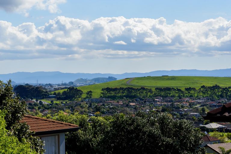 Photo of property in 19 Fairbairn Place, East Tamaki Heights, Auckland, 2016