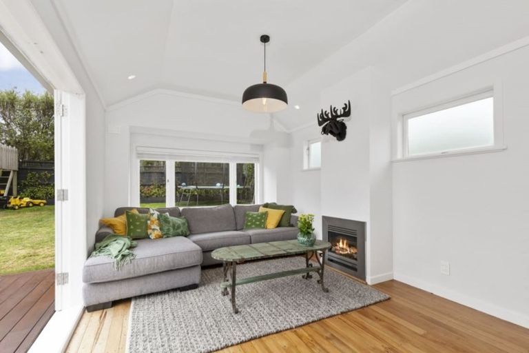 Photo of property in 28 Hanlon Crescent, Narrow Neck, Auckland, 0624