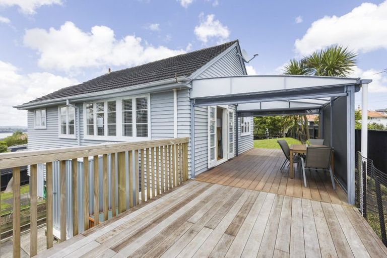 Photo of property in 18 Inglewood Street, Wai O Taiki Bay, Auckland, 1072