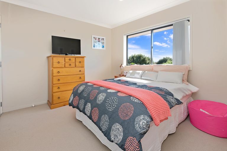 Photo of property in 19 Fairbairn Place, East Tamaki Heights, Auckland, 2016