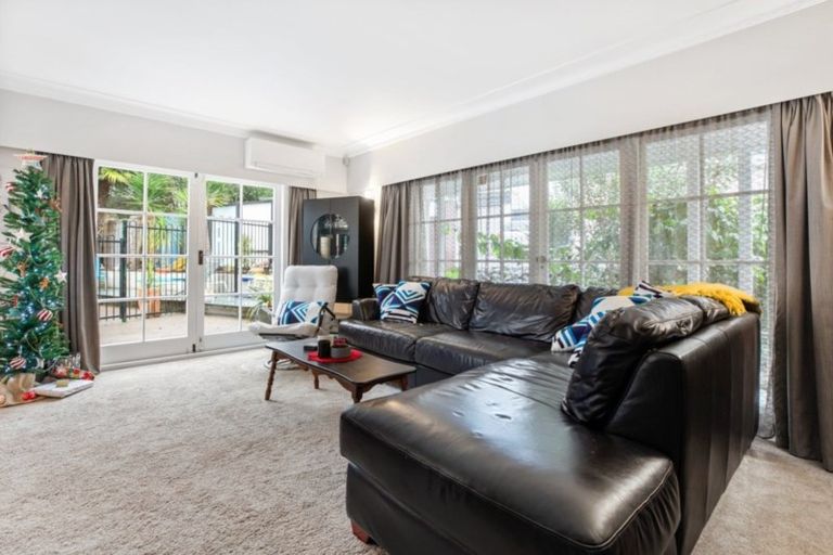 Photo of property in 7 Coulthard Terrace, Opaheke, Papakura, 2113