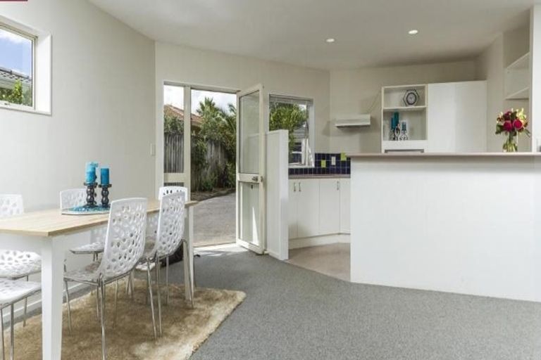 Photo of property in 2/3 Caribbean Drive, Unsworth Heights, Auckland, 0632