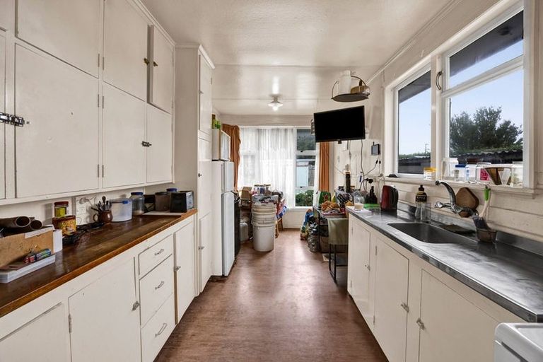 Photo of property in 12 Railway Street, Eltham, 4322