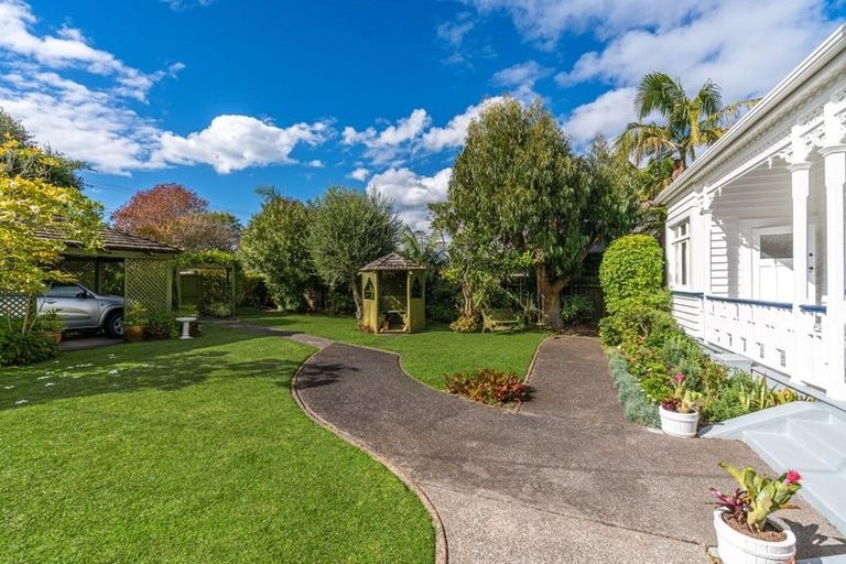 Photo of property in 125 Vauxhall Road, Narrow Neck, Auckland, 0624