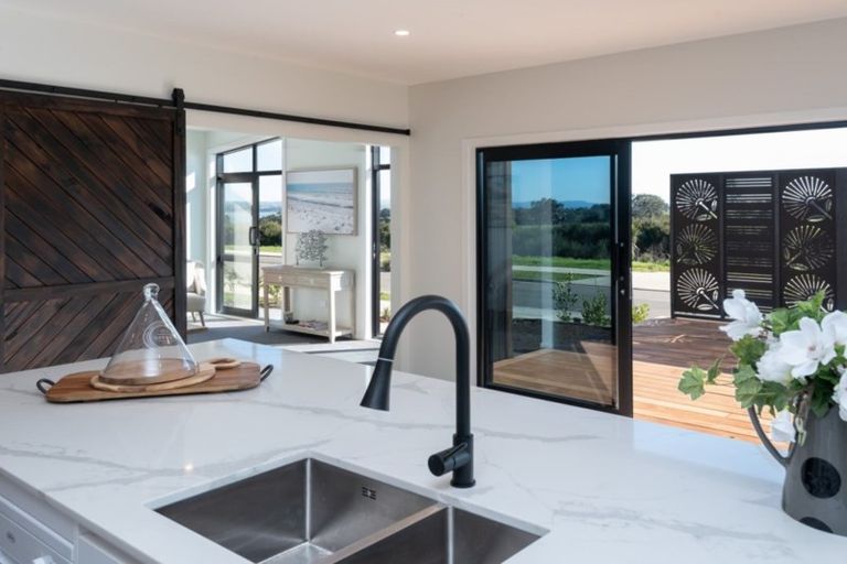 Photo of property in 31 Opouatu Avenue, Glenbrook, 2681