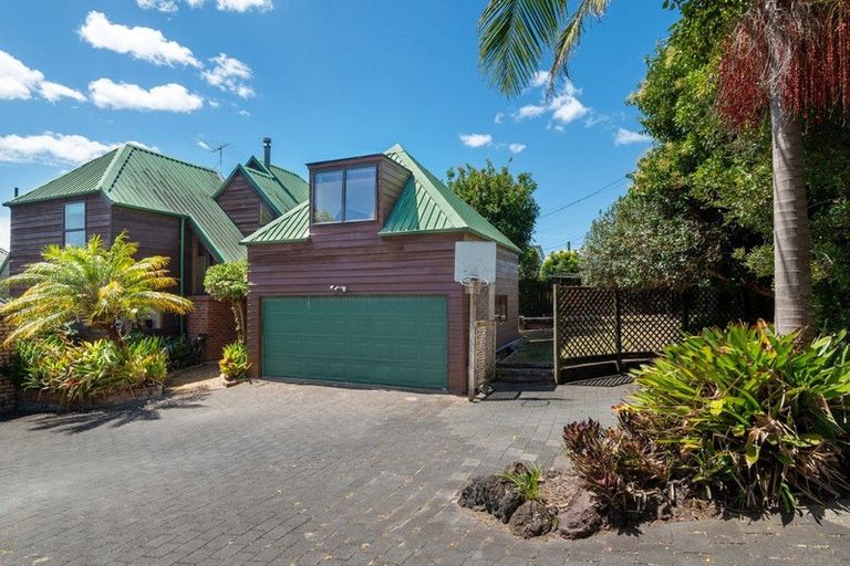Photo of property in 3 Mizpah Road, Waiake, Auckland, 0630