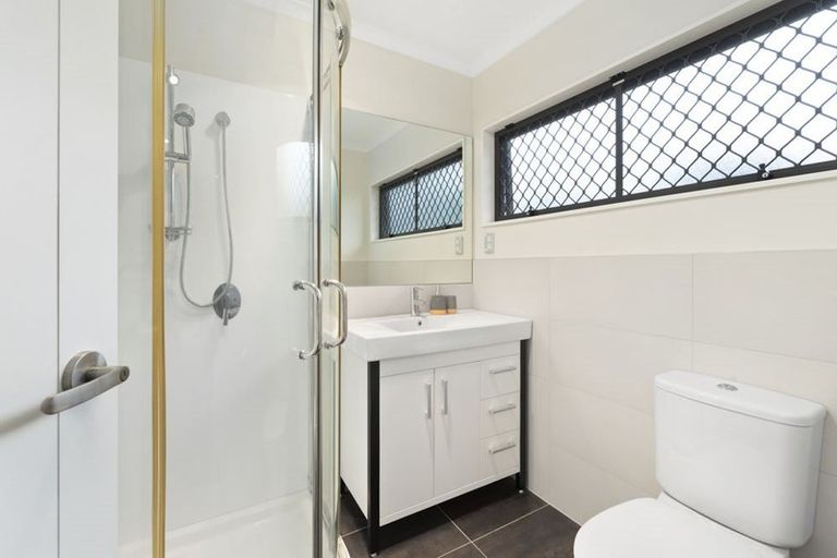 Photo of property in 72 Lake Panorama Drive, Henderson Valley, Auckland, 0612