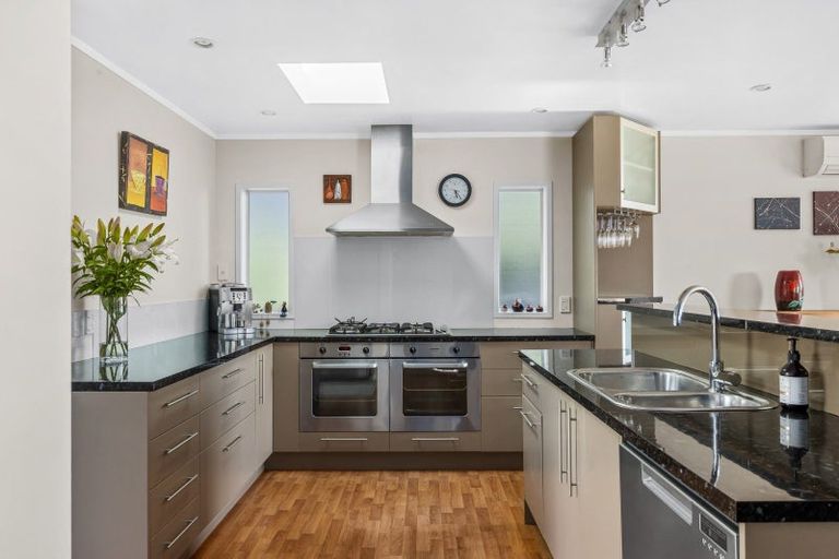 Photo of property in 47 Marine Parade South, Piha, 0772