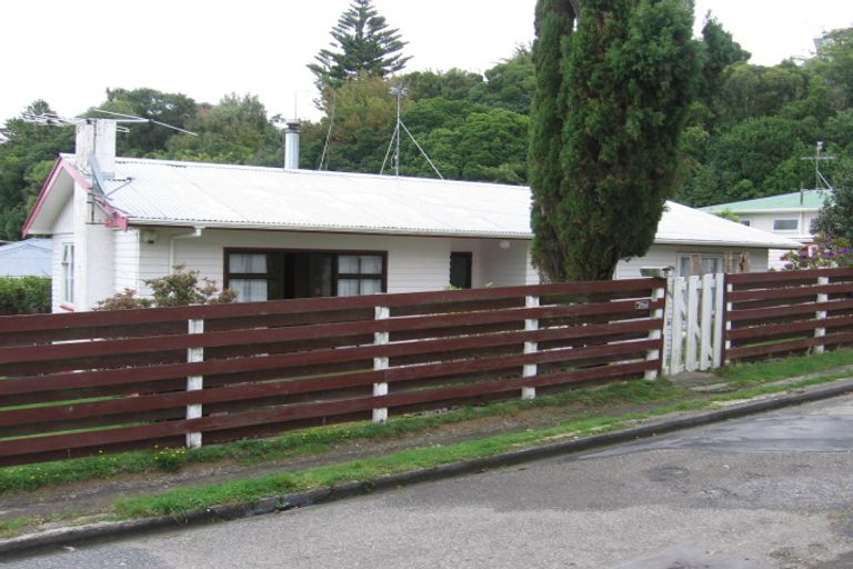 Photo of property in 18 Batchelor Street, Newlands, Wellington, 6037