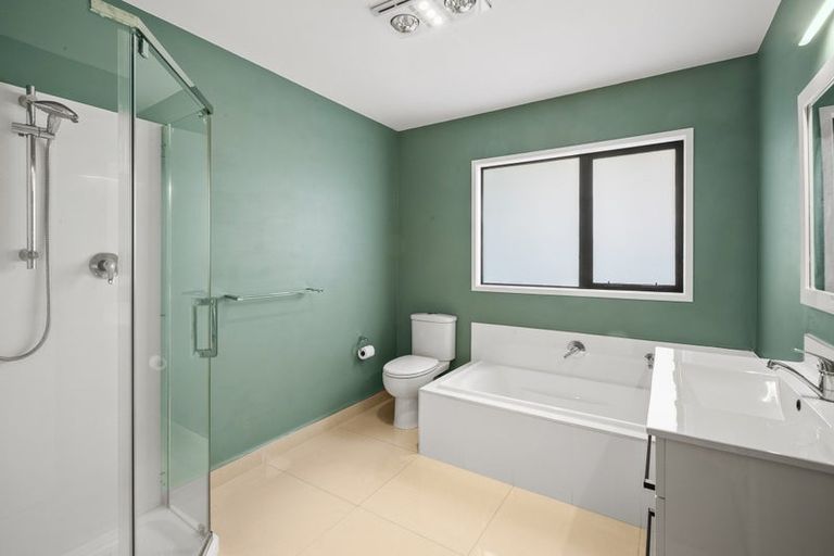 Photo of property in 11 Heta Road, Highlands Park, New Plymouth, 4312