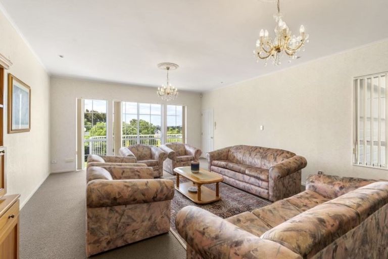 Photo of property in 8 Calman Place, Chatswood, Auckland, 0626