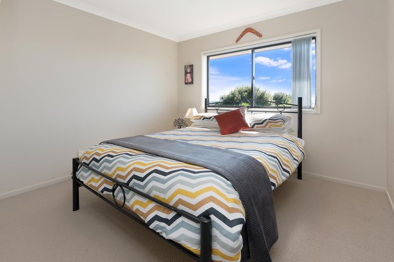 Photo of property in 19 Fairbairn Place, East Tamaki Heights, Auckland, 2016