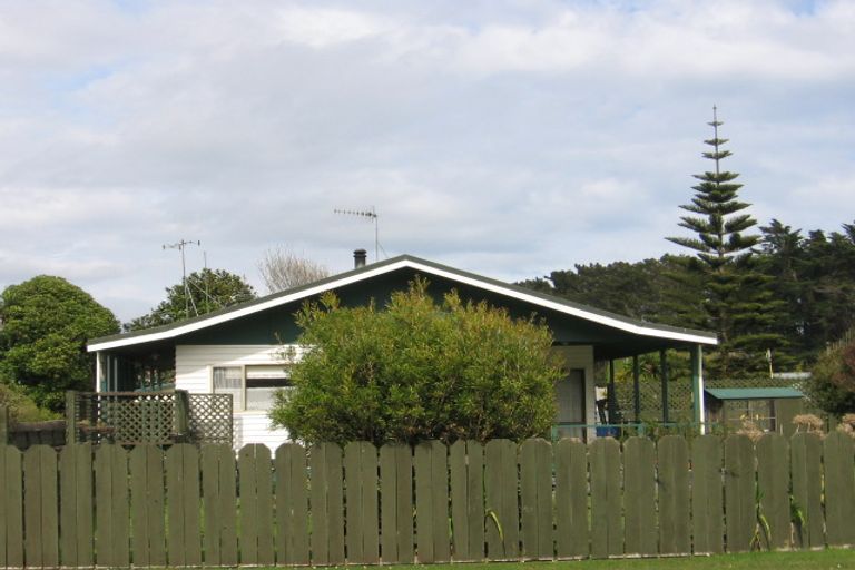 Photo of property in 8 Cousins Avenue West, Foxton Beach, Foxton, 4815