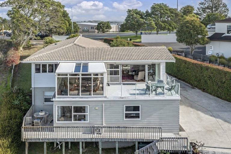 Photo of property in 493 East Coast Road, Murrays Bay, Auckland, 0630