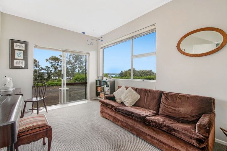 Photo of property in 23 Roberts Road, Matakatia, Whangaparaoa, 0930