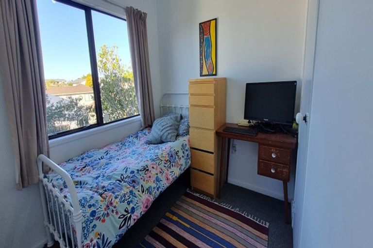 Photo of property in 11 Fernhaven Grove, Newlands, Wellington, 6037