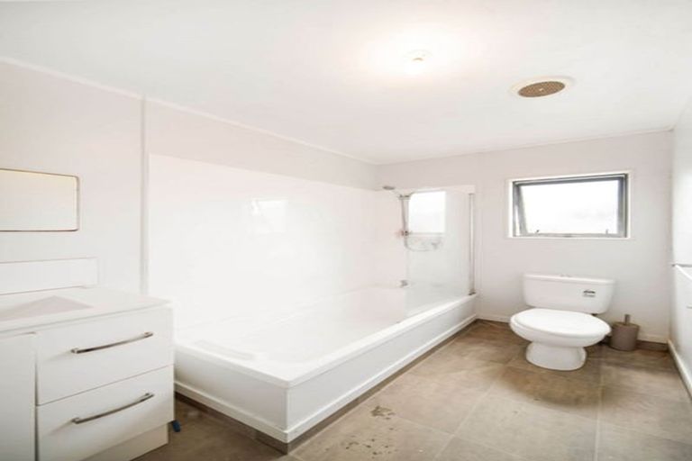 Photo of property in 2/144 Shifnal Drive, Randwick Park, Auckland, 2105