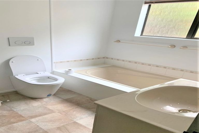 Photo of property in 6 Pioneer Grove, Silverstream, Upper Hutt, 5019