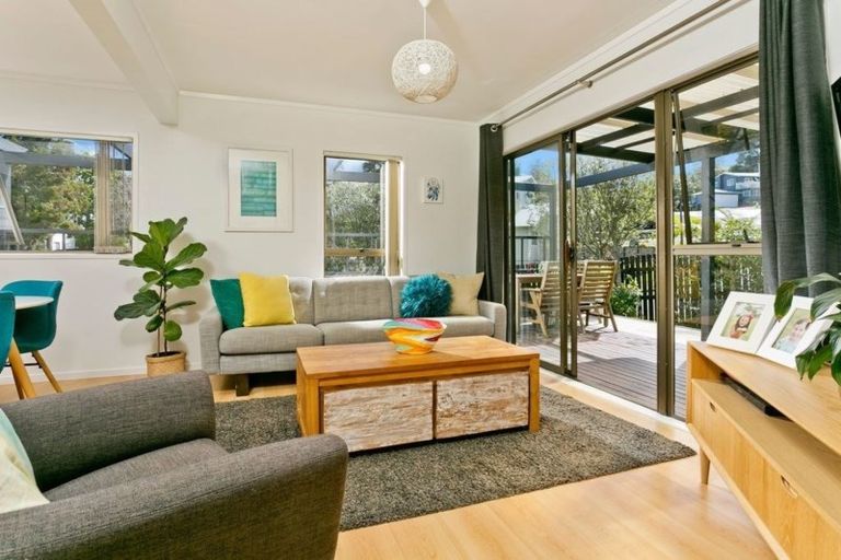 Photo of property in 2/7 Wilkinson Way, Browns Bay, Auckland, 0630