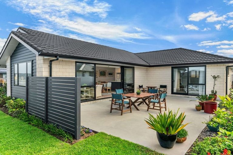 Photo of property in 98 Kaurinui Crescent, One Tree Point, 0118