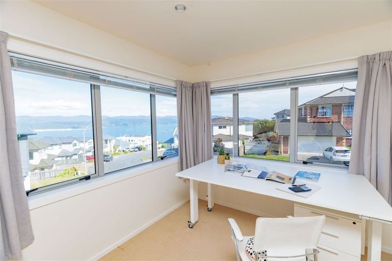 Photo of property in 27 Tamworth Crescent, Newlands, Wellington, 6037