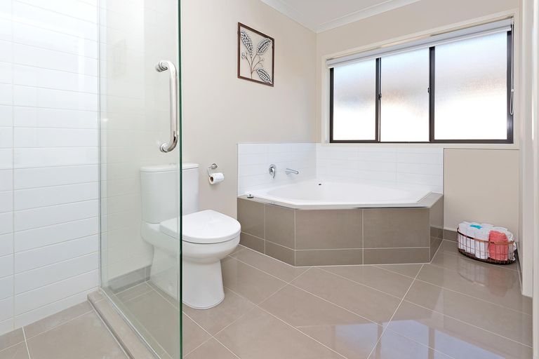 Photo of property in 19 Fairbairn Place, East Tamaki Heights, Auckland, 2016