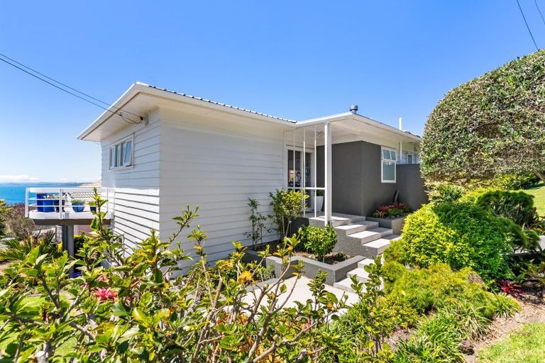 Photo of property in 1/1 Eastcliffe Road, Castor Bay, Auckland, 0620