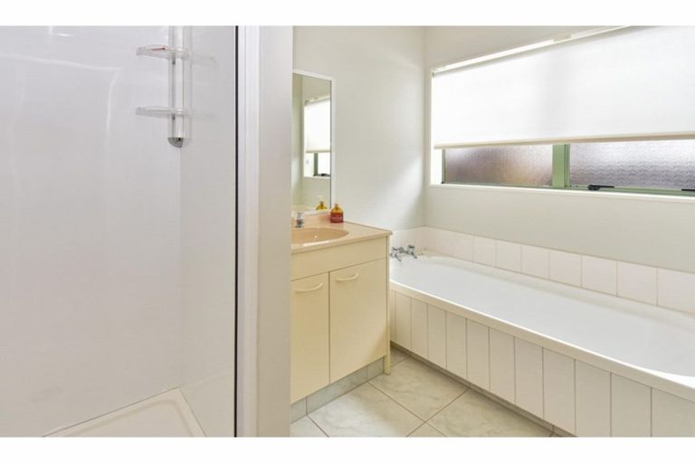 Photo of property in 15 Tonson Place, Weymouth, Auckland, 2103