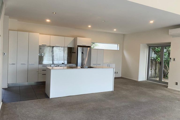 Photo of property in 76h Edmonton Road, Henderson, Auckland, 0612