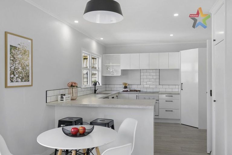 Photo of property in 385 Stokes Valley Road, Stokes Valley, Lower Hutt, 5019