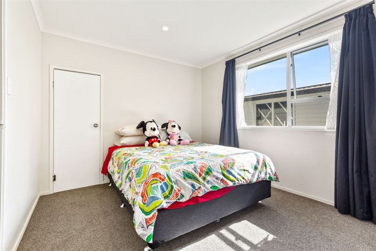 Photo of property in 2 Katrina Place, Massey, Auckland, 0614