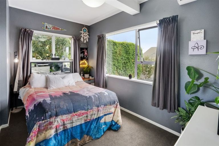 Photo of property in 9 Longbill Place, Glendene, Auckland, 0602