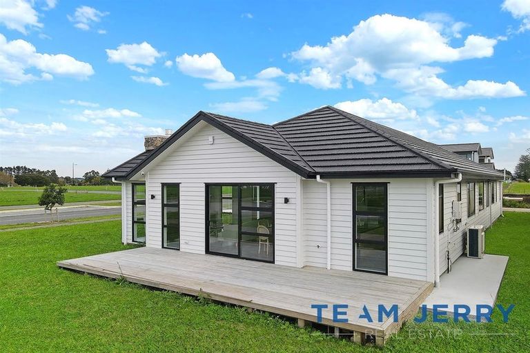 Photo of property in 4 Gertrude Cole Road, Clarks Beach, 2122