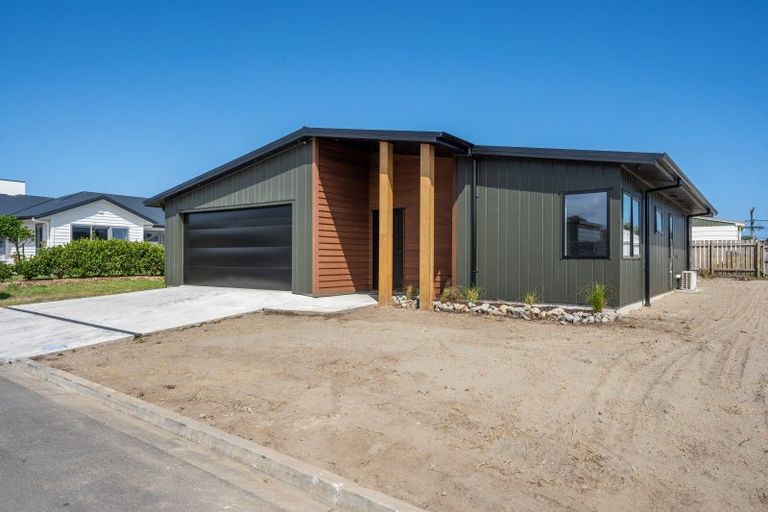 Photo of property in 57 Seagrass Place, Otaki Beach, Otaki, 5512