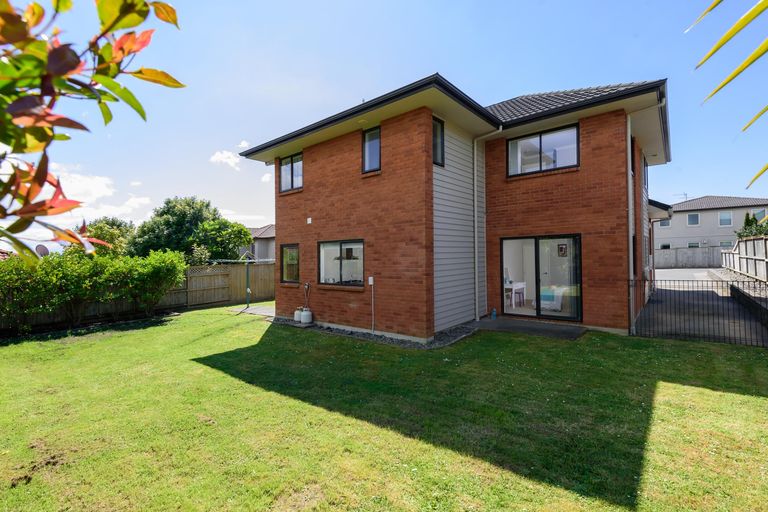 Photo of property in 19 Fairbairn Place, East Tamaki Heights, Auckland, 2016