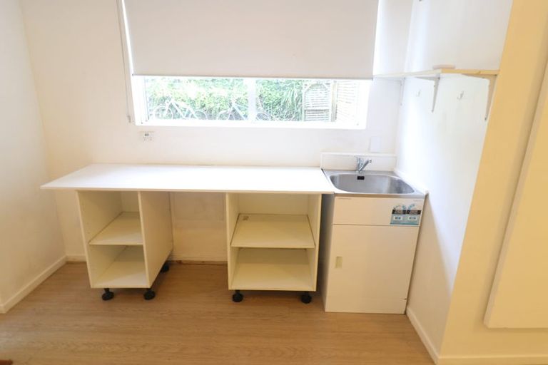 Photo of property in 4 Teviot Place, Totara Vale, Auckland, 0629