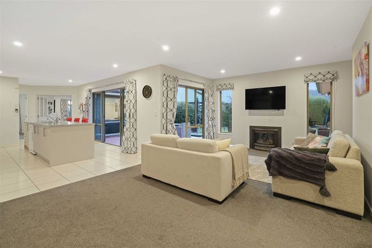 Photo of property in 8 Belgrove Place, Parklands, Christchurch, 8083