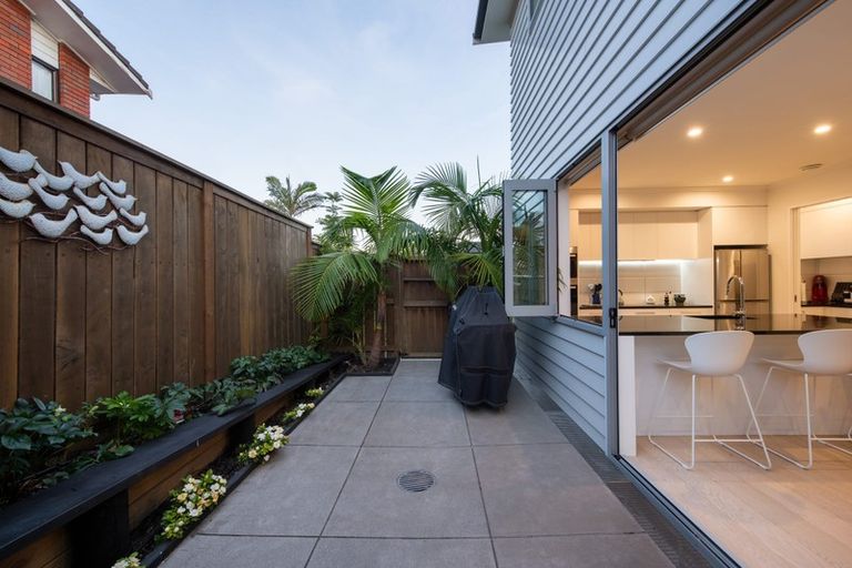 Photo of property in 3a Rossmore Terrace, Murrays Bay, Auckland, 0630