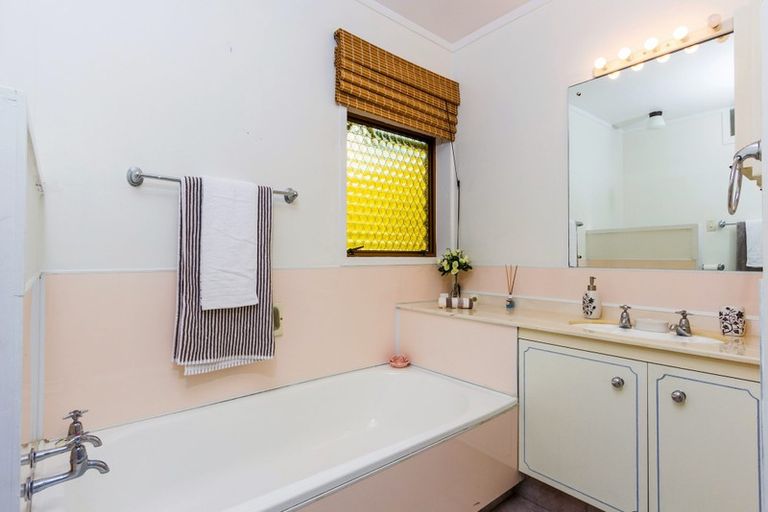 Photo of property in 1/7 Cezanne Place, New Lynn, Auckland, 0600