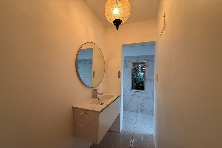 Photo of property in 281 Queens Drive, Lyall Bay, Wellington, 6022