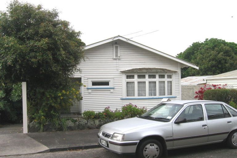 Photo of property in 28 Sylvan Avenue West, Northcote, Auckland, 0627