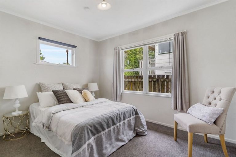 Photo of property in 1/2 Sunhaven Avenue, Glenfield, Auckland, 0629