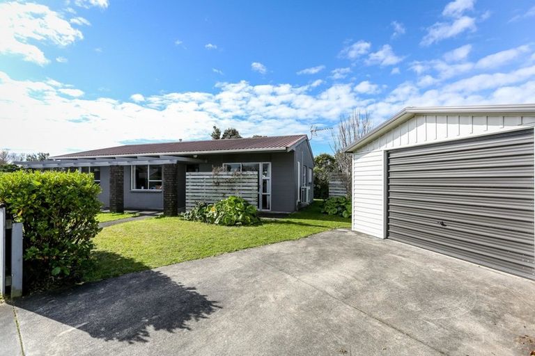 Photo of property in 12 Warren Place, Frankleigh Park, New Plymouth, 4310