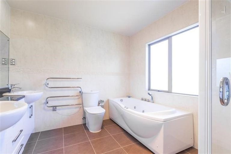 Photo of property in 48 Langana Avenue, Browns Bay, Auckland, 0630