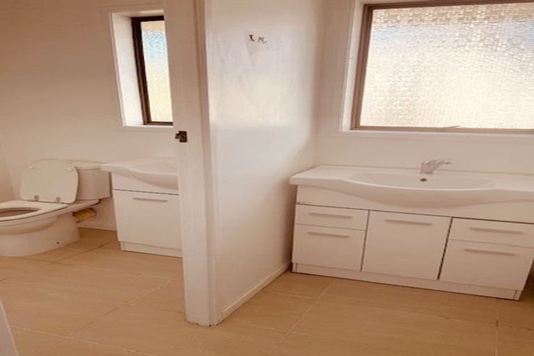 Photo of property in 18 Lewisham Street, Highland Park, Auckland, 2010