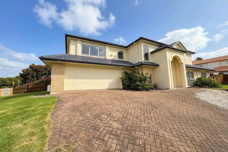 Photo of property in 2 Corta Bella Place, Golflands, Auckland, 2013