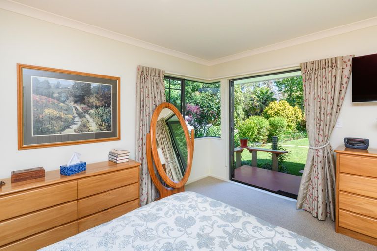 Photo of property in 11 La Lena Grove, Fitzherbert, Palmerston North, 4410
