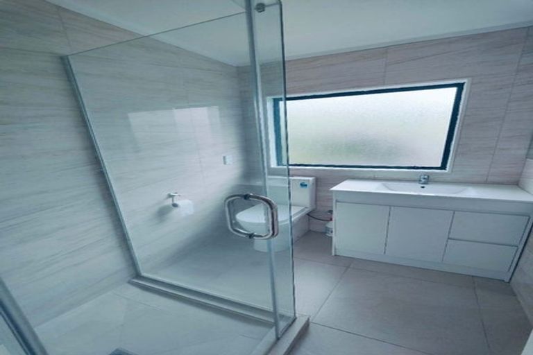 Photo of property in 2/22 Athena Drive, Totara Vale, Auckland, 0629