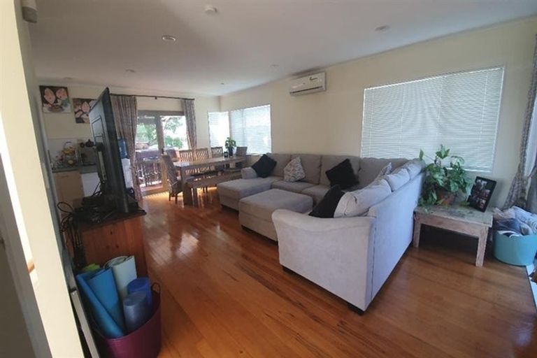 Photo of property in 2/227 Sunset Road, Sunnynook, Auckland, 0632
